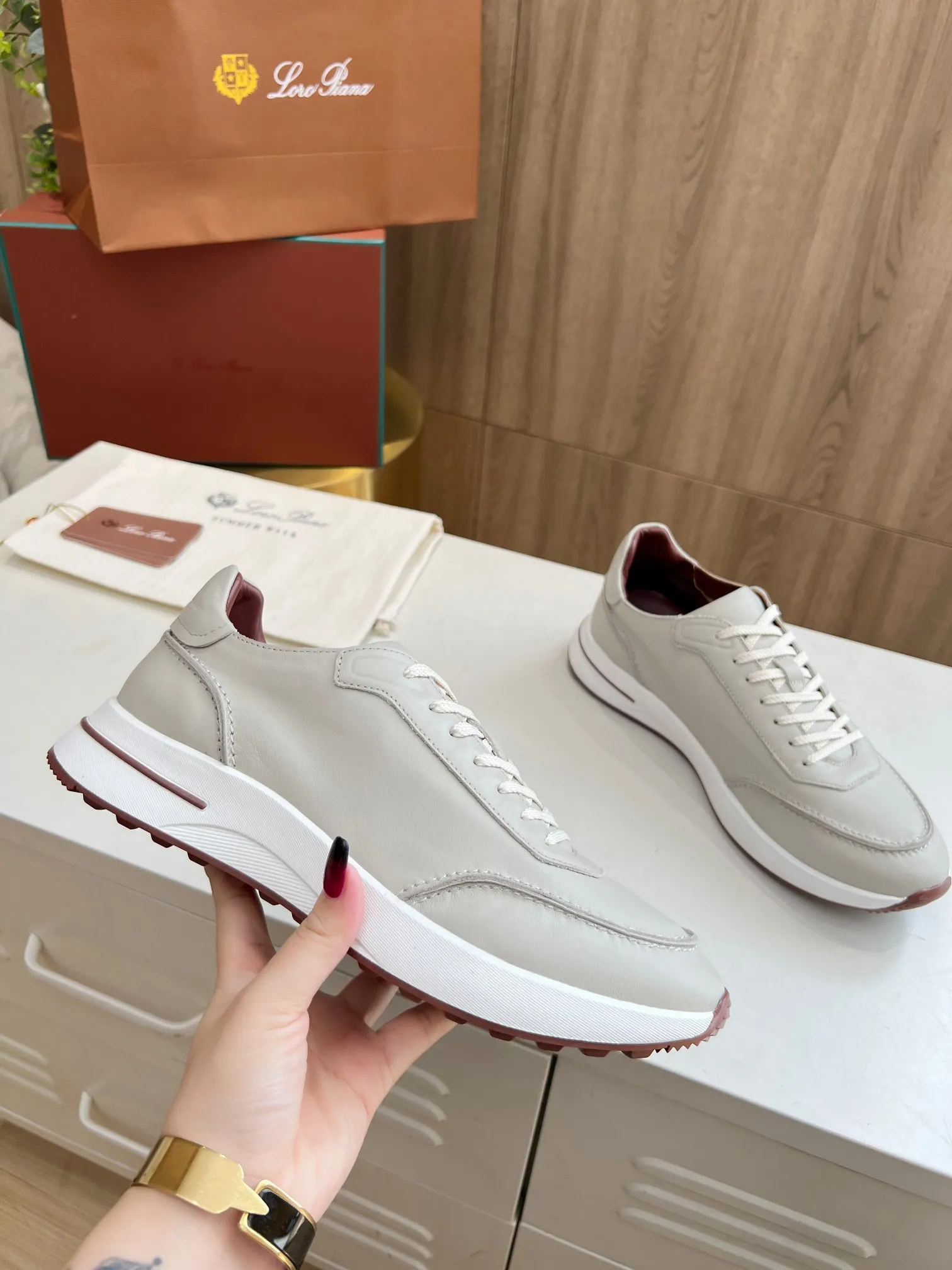 Men's Men's Shoes 💰620 👑Loro Piana* Purchase the original 1:1 copy. Founded the existing Loro Piana company on April 24, 1924. It is now the sixth generation of family business, providing high-quality products to customers who are discerning about taste and quality. Imported calfskin fabrics. The interior is made of imported A-grade water-dyed cow lining. 💝 Focus on top quality, pay for what you pay, and compare the inner details. Original authentic packaging. Code number: 39-45